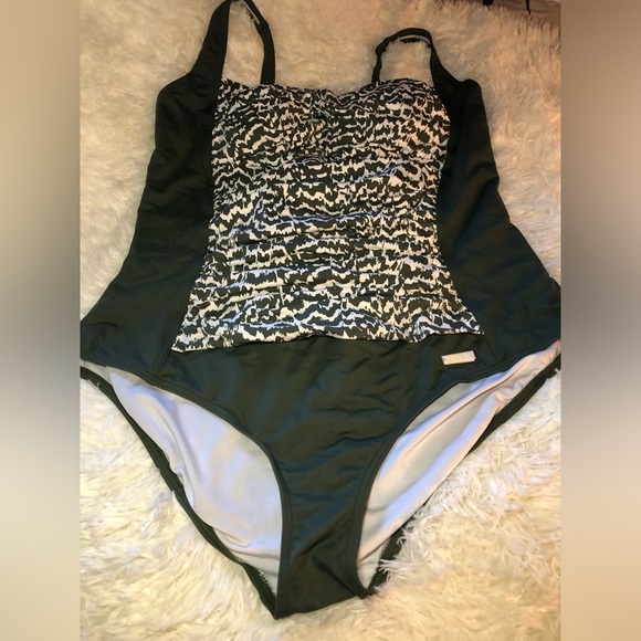 VENUS Green and White One-Piece Swimsuit size 16D - Picture 8 of 16